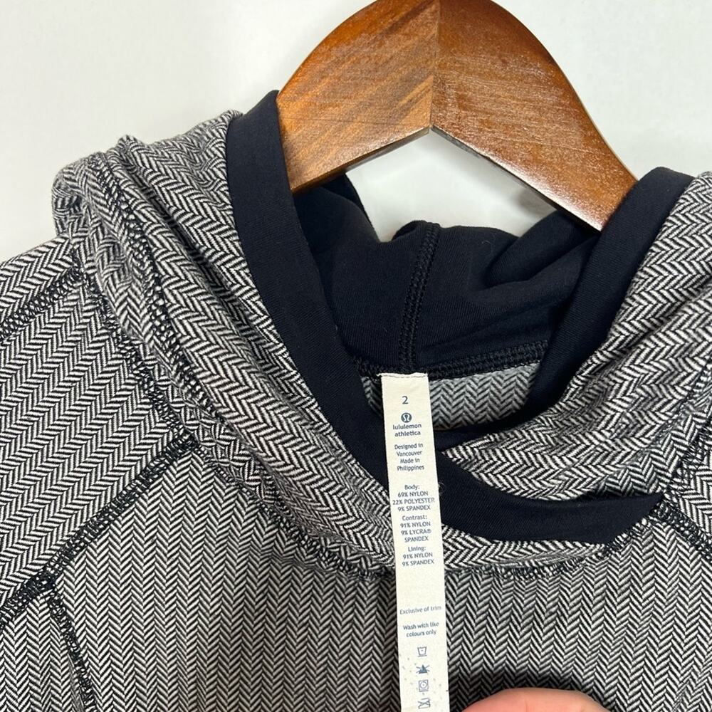 Lululemon Chevron Pattern Pullover Activewear Hoo… - image 3